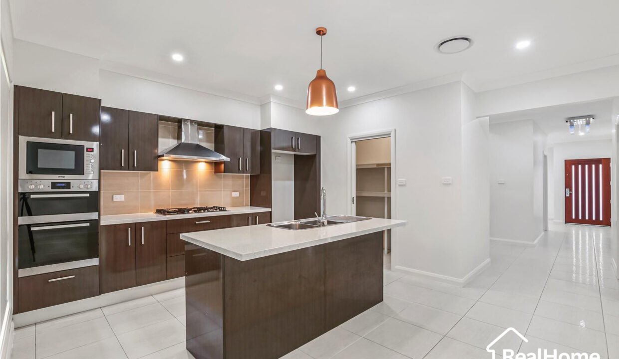 8-Qualmann-Street-Jordan-Springs-NSW-2747-RealHome-Agent-Derik-Gomes-Rent-Real-Estate-Sydney-(2)