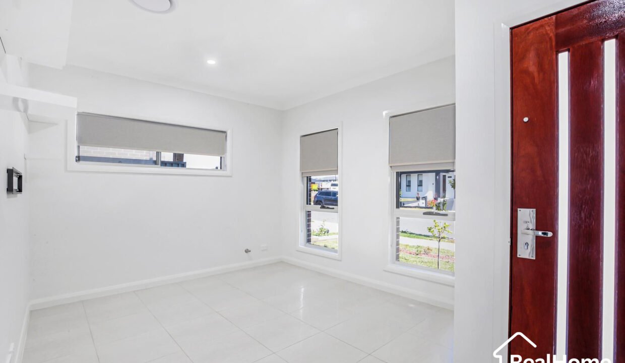 8-Qualmann-Street-Jordan-Springs-NSW-2747-RealHome-Agent-Derik-Gomes-Rent-Real-Estate-Sydney-(3)