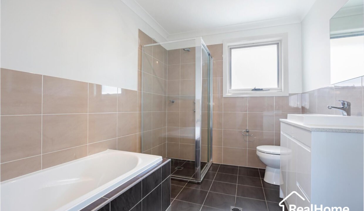 8-Qualmann-Street-Jordan-Springs-NSW-2747-RealHome-Agent-Derik-Gomes-Rent-Real-Estate-Sydney-(4)