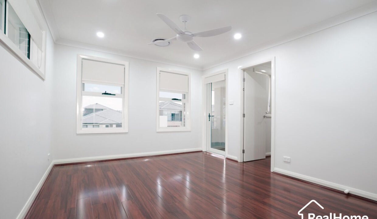 8-Qualmann-Street-Jordan-Springs-NSW-2747-RealHome-Agent-Derik-Gomes-Rent-Real-Estate-Sydney-(5)