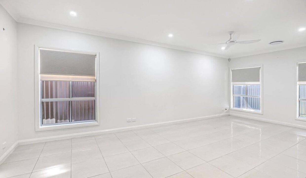 8-Qualmann-Street-Jordan-Springs-NSW-2747-RealHome-Agent-Derik-Gomes-Rent-Real-Estate-Sydney-(6)